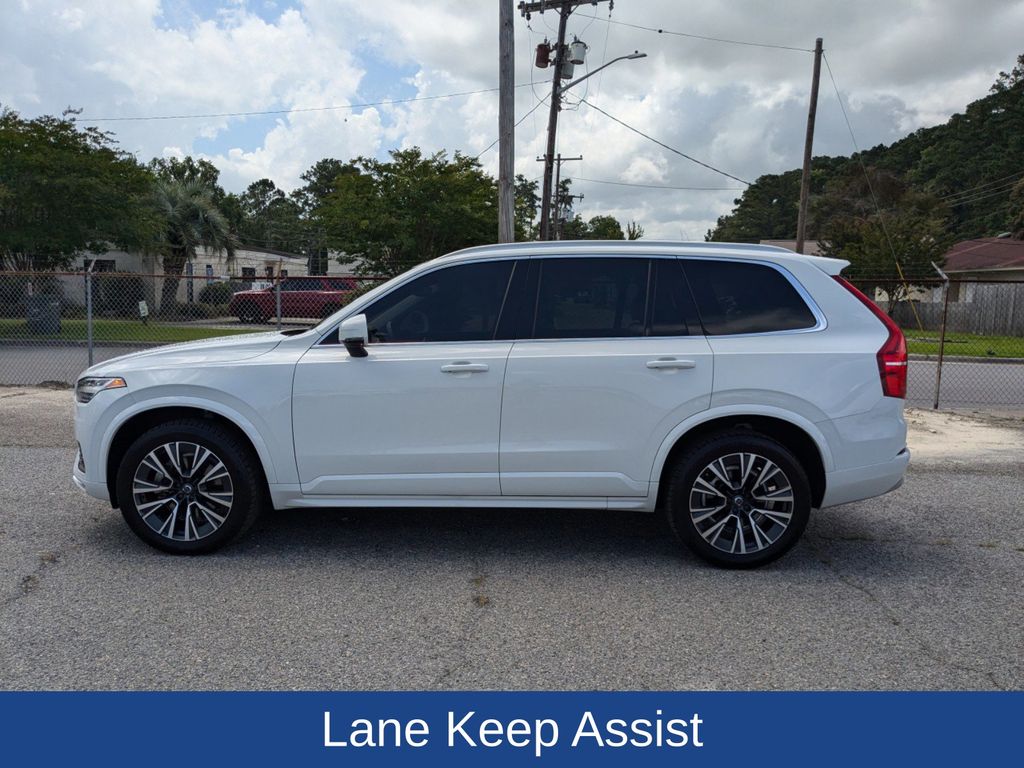 2022 Volvo XC90 T6 Momentum 6-Passenger