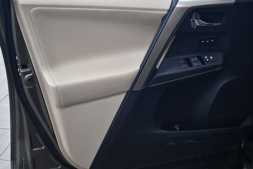 Thumbnail: 2013 Toyota RAV4 - 13