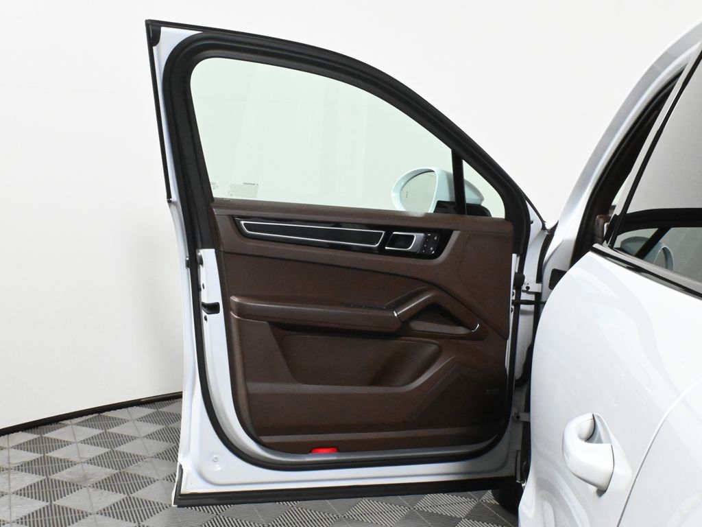 Thumbnail: 2022 Porsche Cayenne - 32