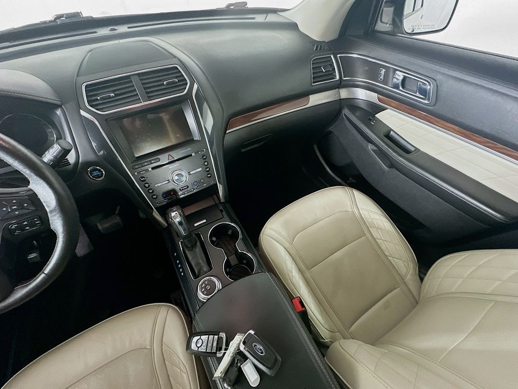 Used 2018 White Ford Platinum image 11