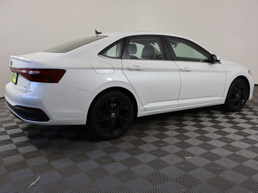 2025 Volkswagen Jetta SE - Photo 6