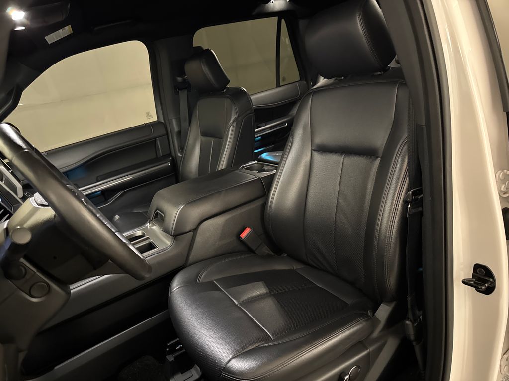 2019 White Platinum Clearcoat Metallic Ford Expedition Max XLT RWD SUV
