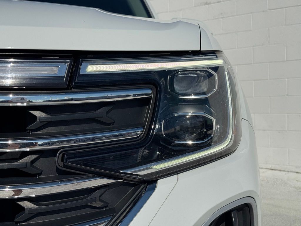 2025 Volkswagen Atlas 2.0T SE w/Technology Pure White - Jim Hudson Acura - Image 10