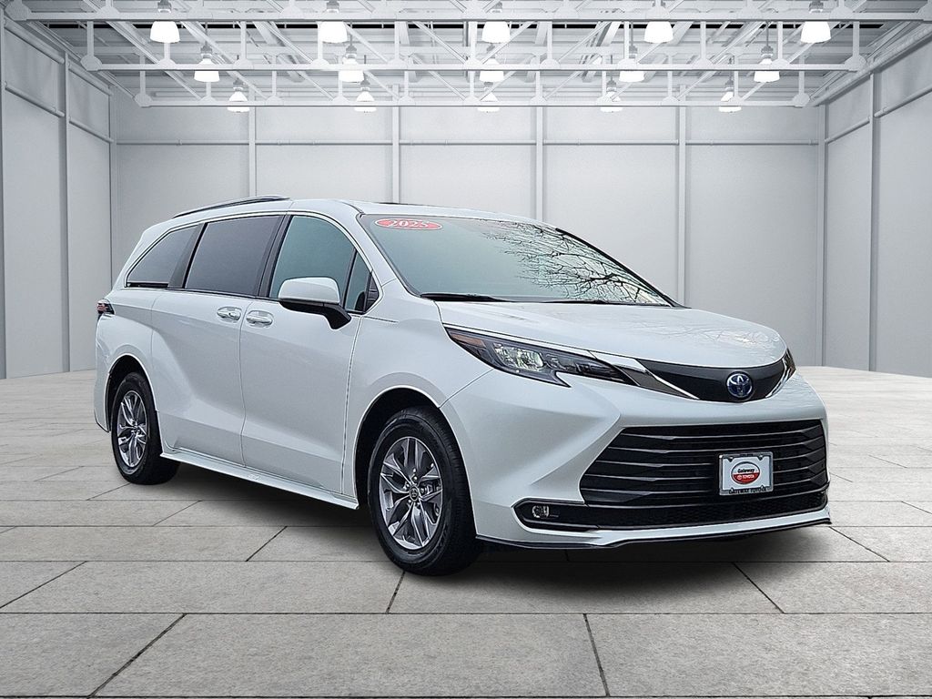 Thumbnail: 2025 Toyota Sienna - 3