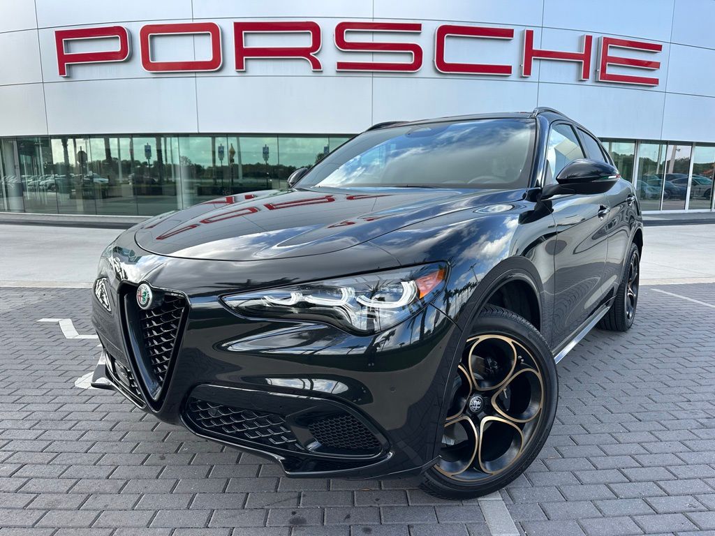 2025 Alfa Romeo Stelvio Intensa