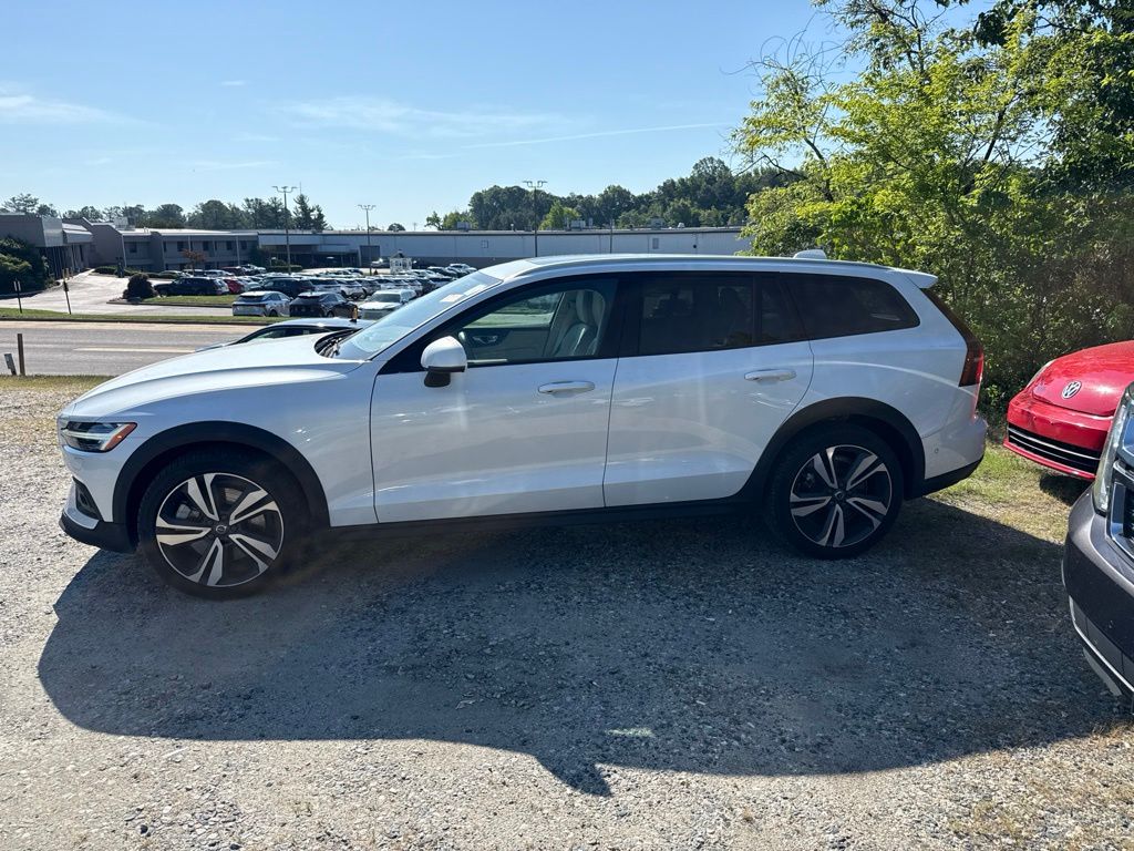 Crystal White Metallic 2023 Volvo V60 Cross Country B5 Plus AWD Wagon All-Wheel Drive Automatic