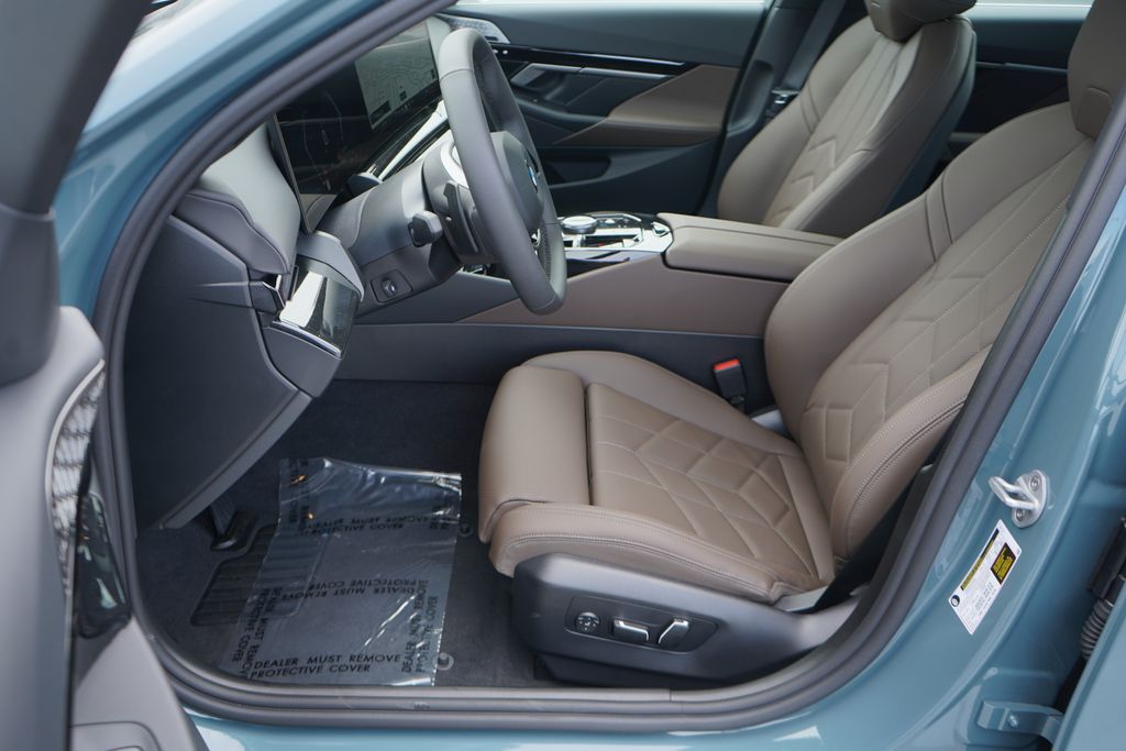 Thumbnail: 2025 BMW 5 Series - 11