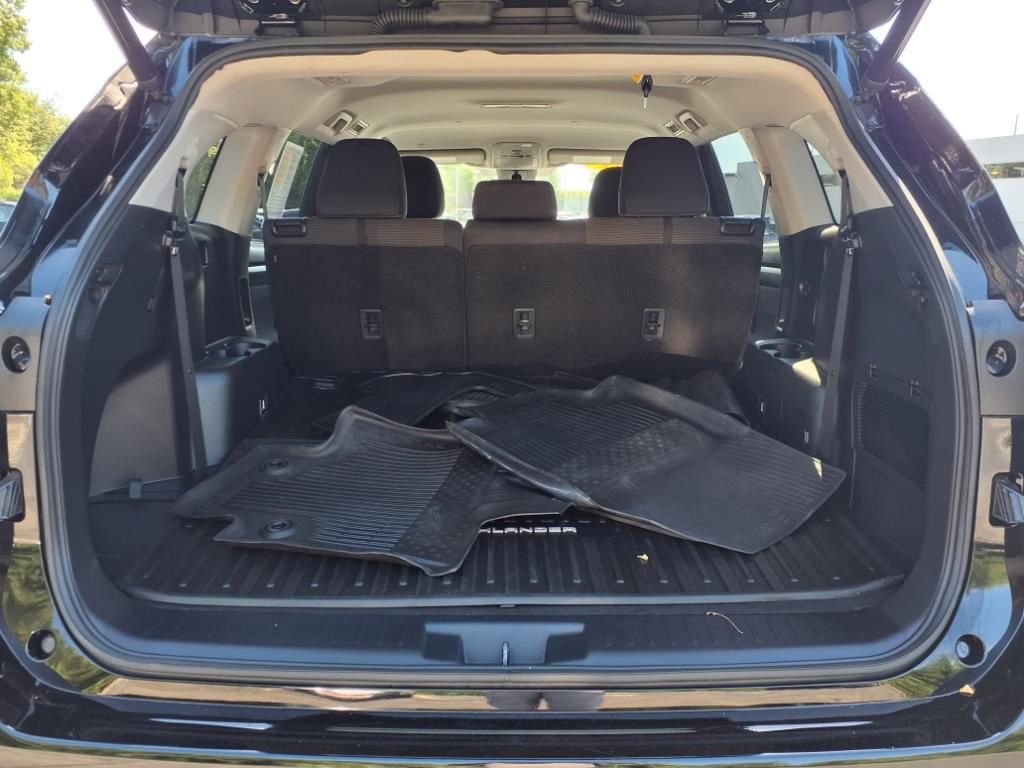 2022 Toyota Highlander LE photo 22