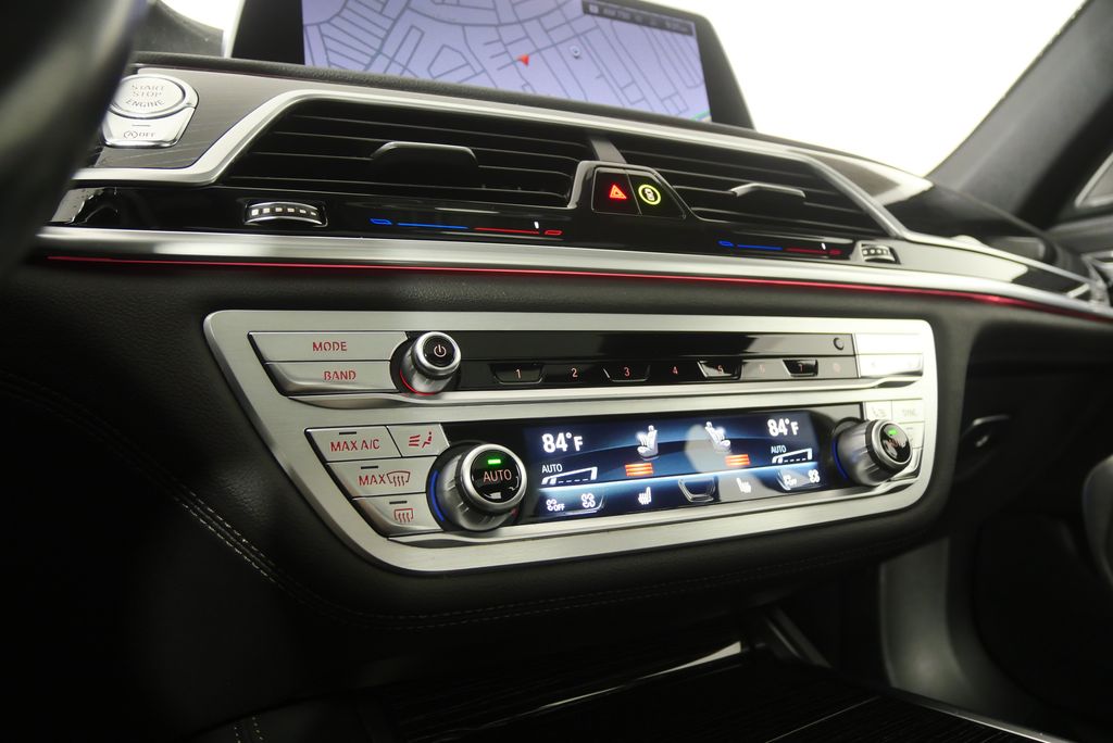 Thumbnail: 2022 BMW 7 Series - 26