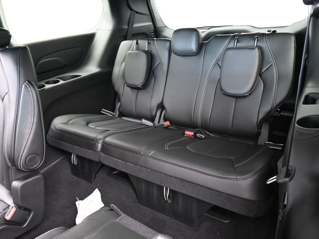 New 2026 Silver Mist Clearcoat Chrysler Select image 29