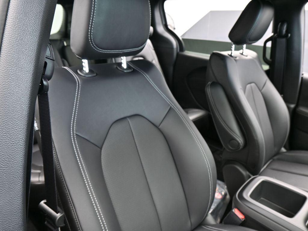 New 2026 Silver Mist Clearcoat Chrysler Select image 40