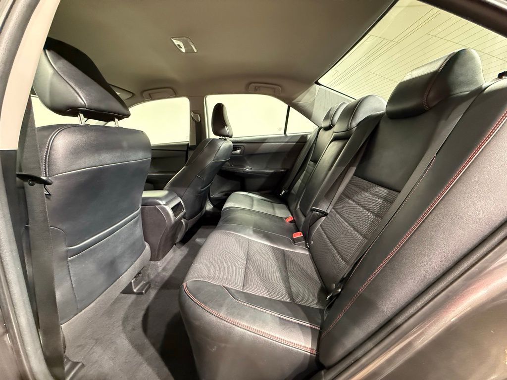 2017 Toyota Camry SE 17
