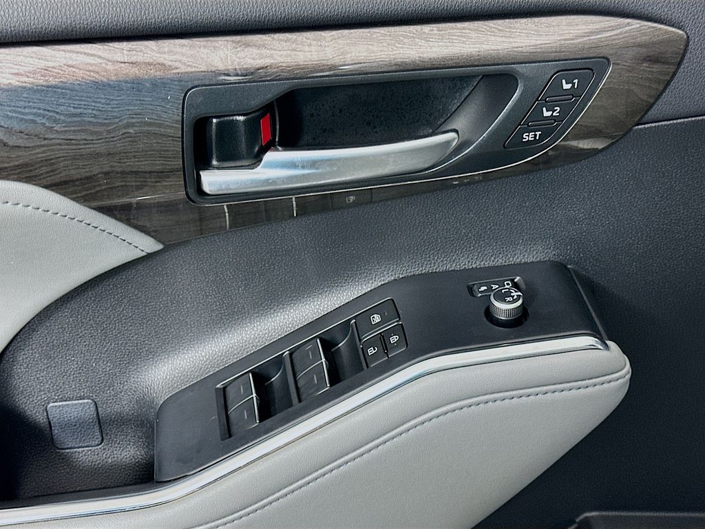 Thumbnail: 2023 Toyota Highlander - 17