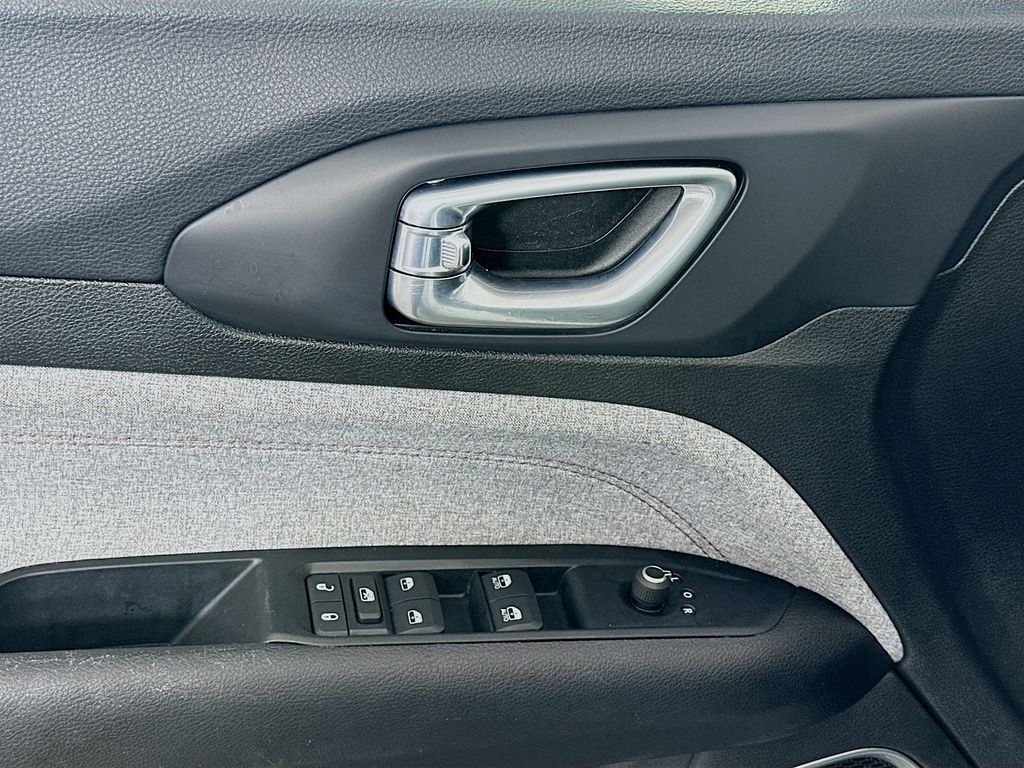 Thumbnail: 2022 Jeep Compass - 17