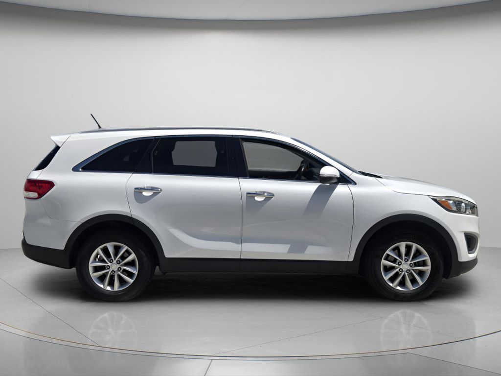 2017 Kia Sorento - $9,039