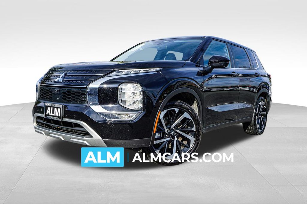 2023 Mitsubishi Outlander SE's photo