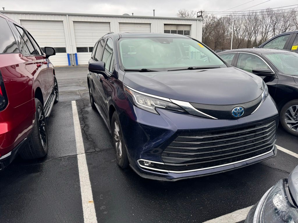 2022 Toyota Sienna XLE 5