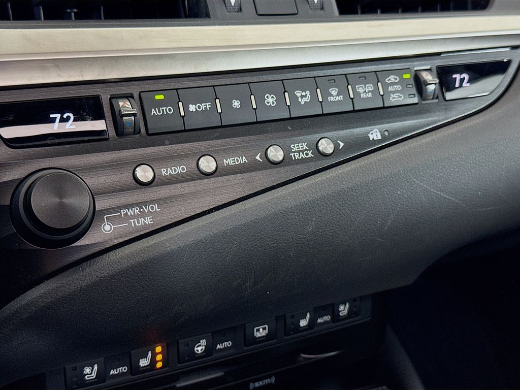 Thumbnail: 2019 Lexus ES - 16