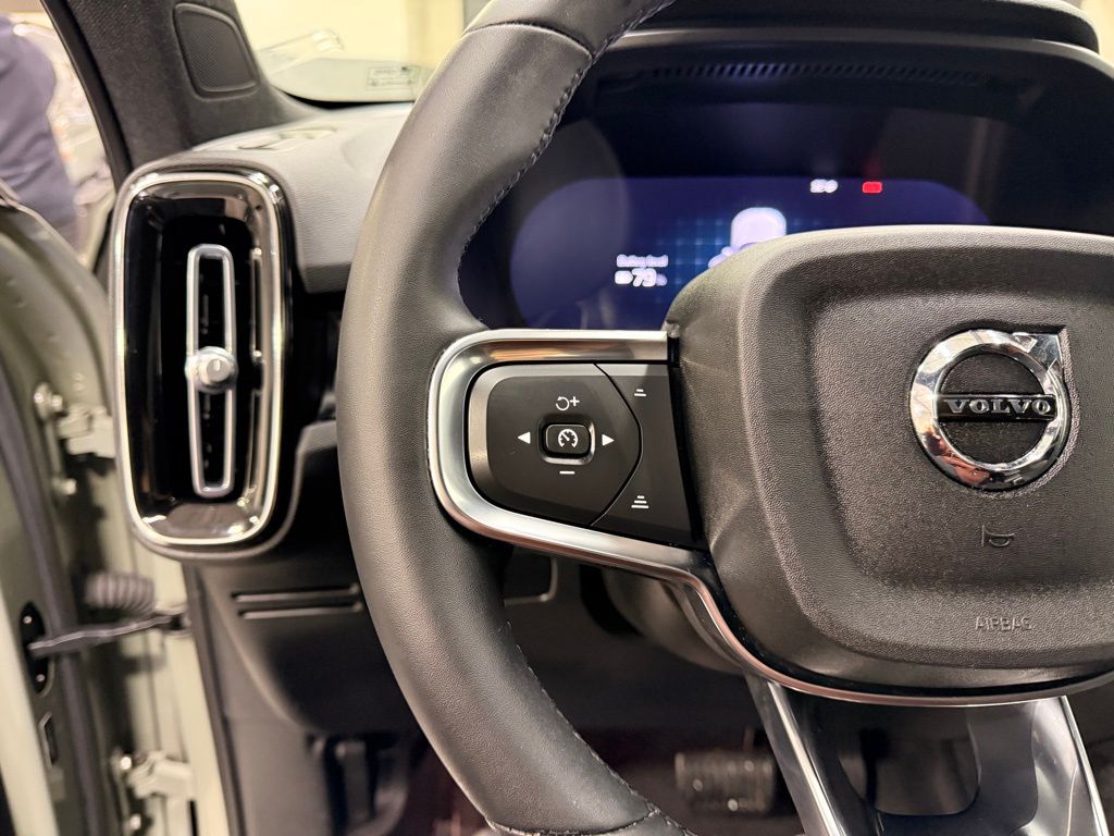 Thumbnail: 2023 Volvo XC40 - 13