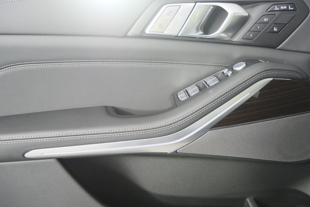 Thumbnail: 2026 BMW X7 - 8