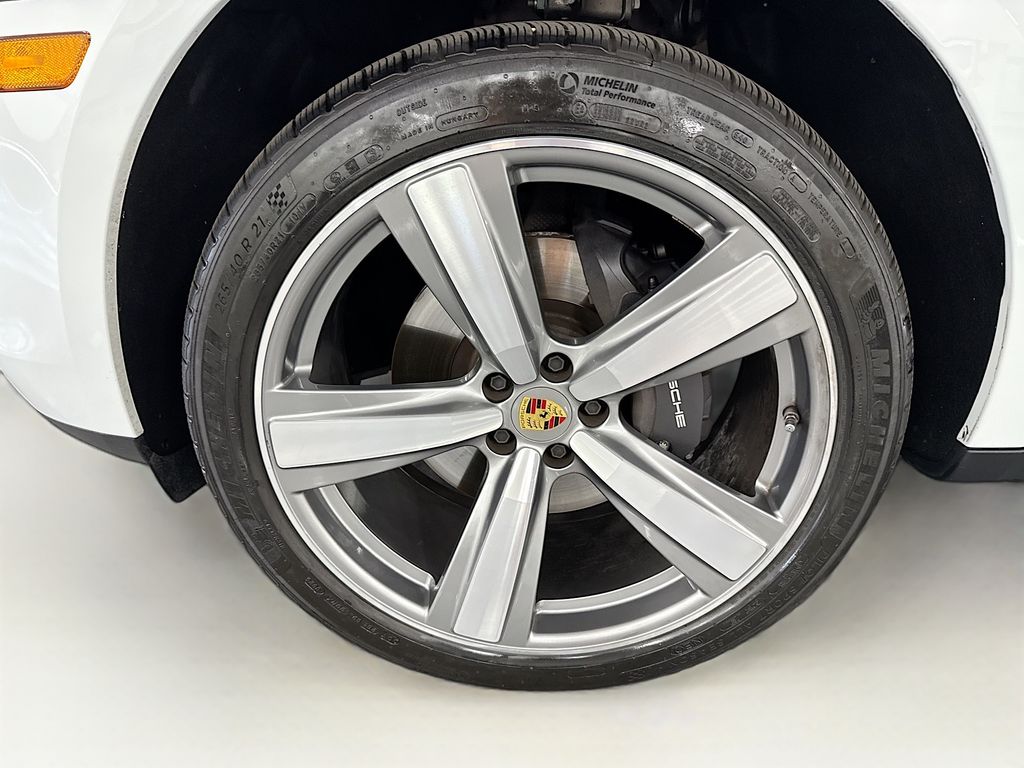 Thumbnail: 2025 Porsche Macan - 30