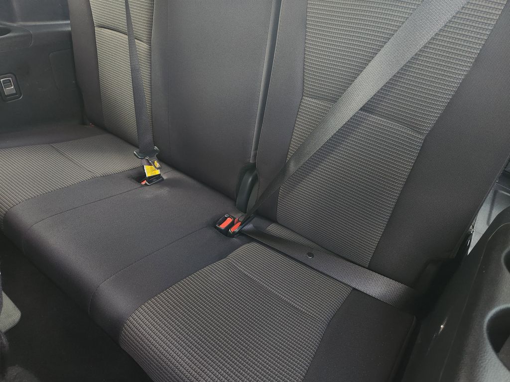 2025 Toyota Highlander LE - Photo 31