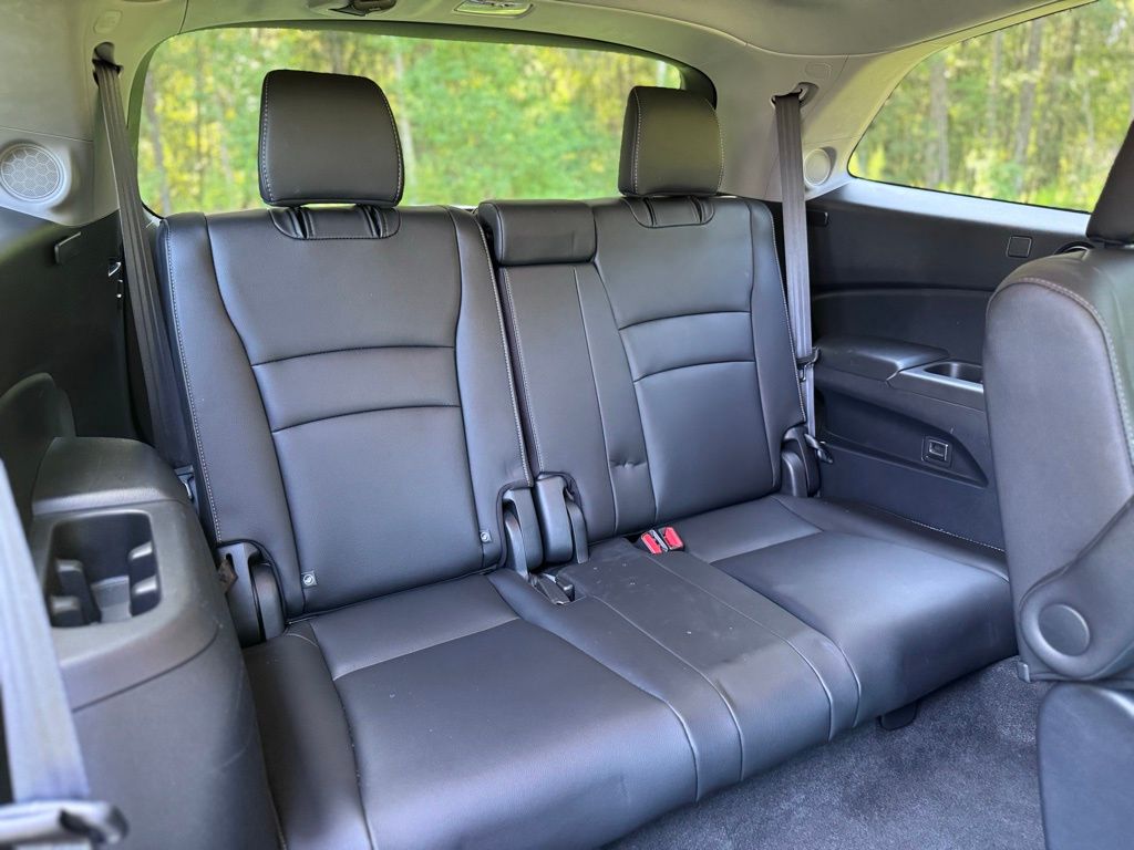 2020 Honda Pilot Touring w/Rear Captain's Chairs