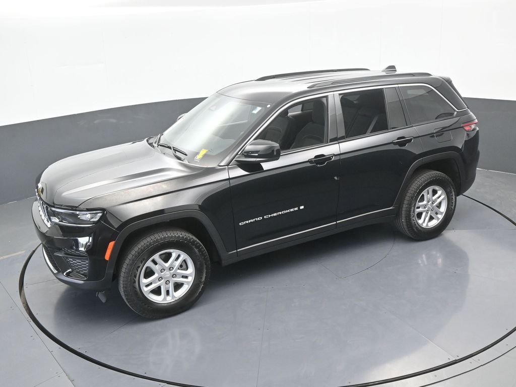Used 2025 Diamond Black Crystal Pearlcoat Jeep Laredo image 48