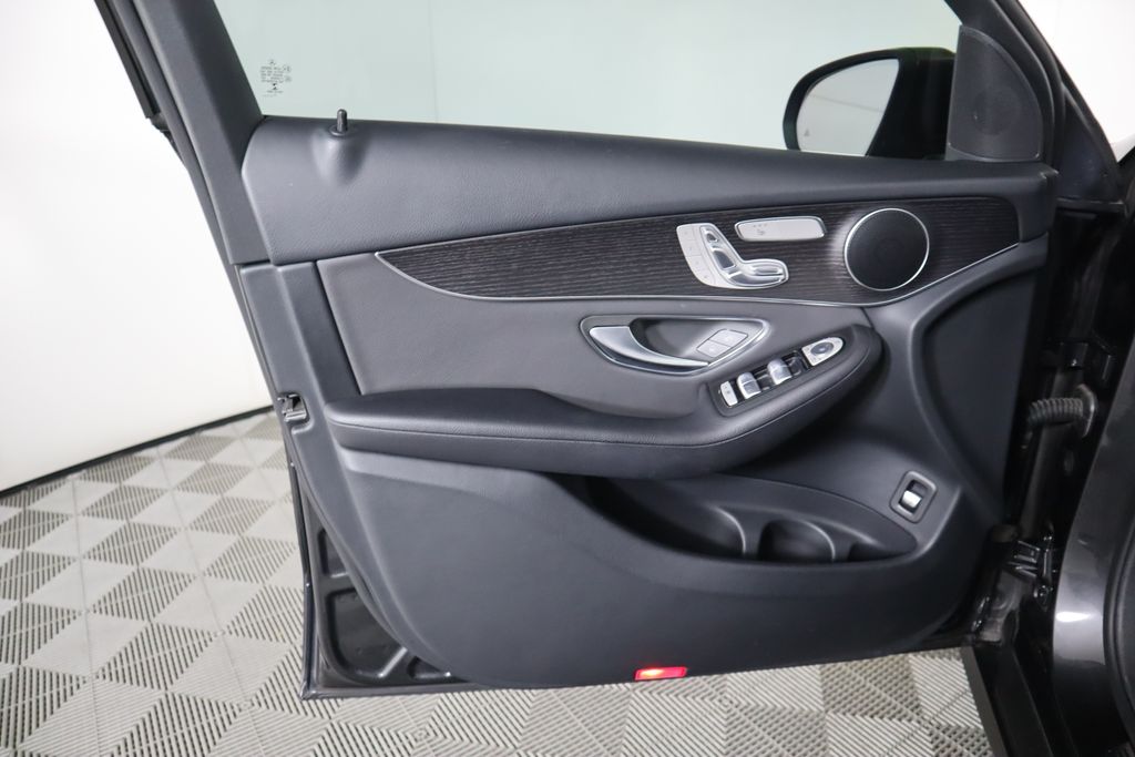 2022 Mercedes-Benz GLC 300 24