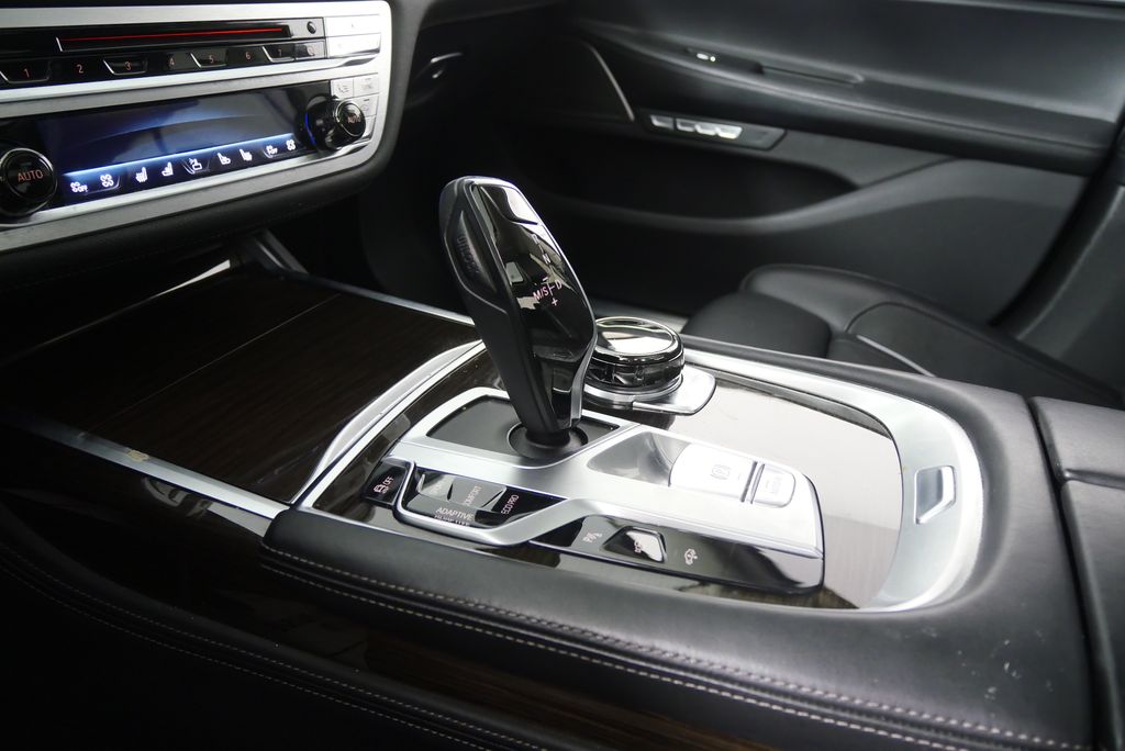 Thumbnail: 2017 BMW 7 Series - 28