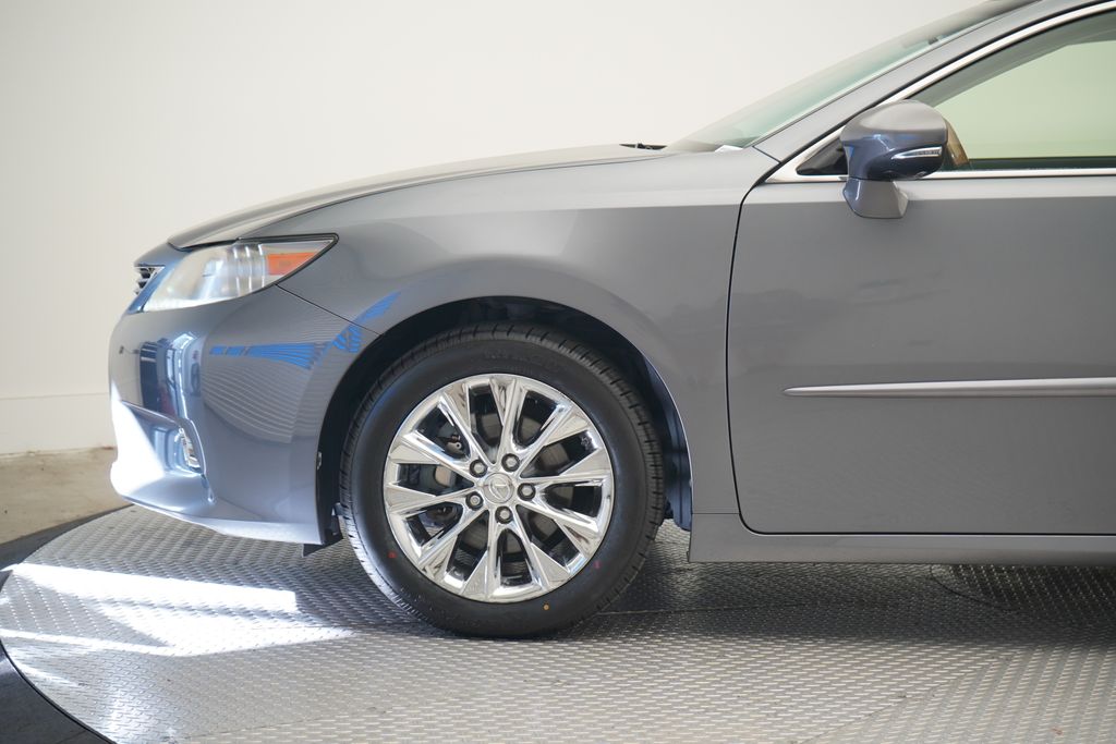 Thumbnail: 2013 Lexus ES - 2