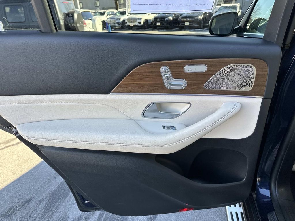 Thumbnail: 2022 Mercedes-Benz GLS - 32