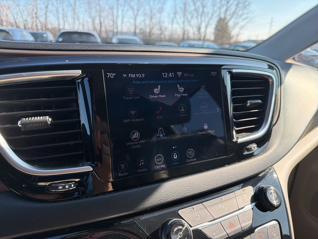 Thumbnail: 2018 Chrysler Pacifica - 30