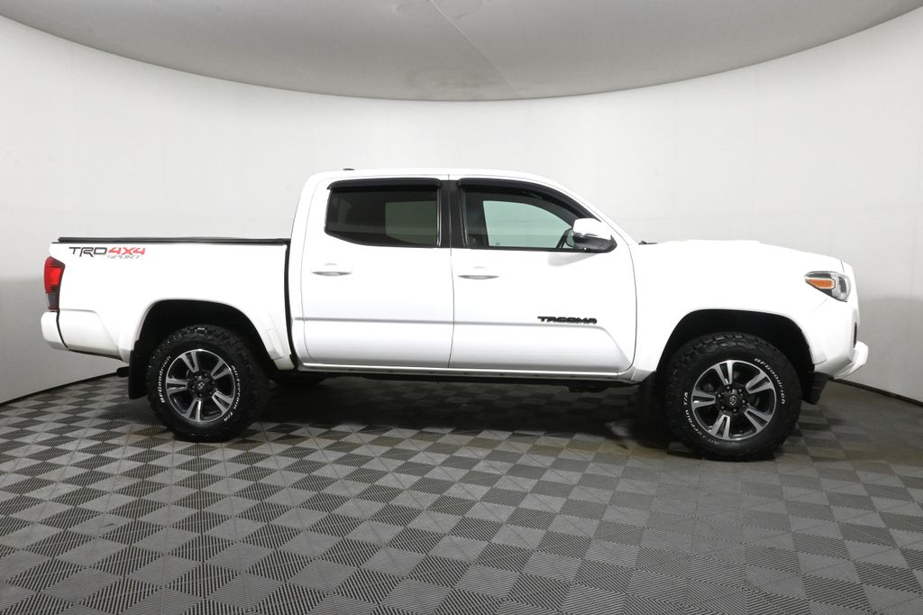 Thumbnail: 2019 Toyota Tacoma - 9