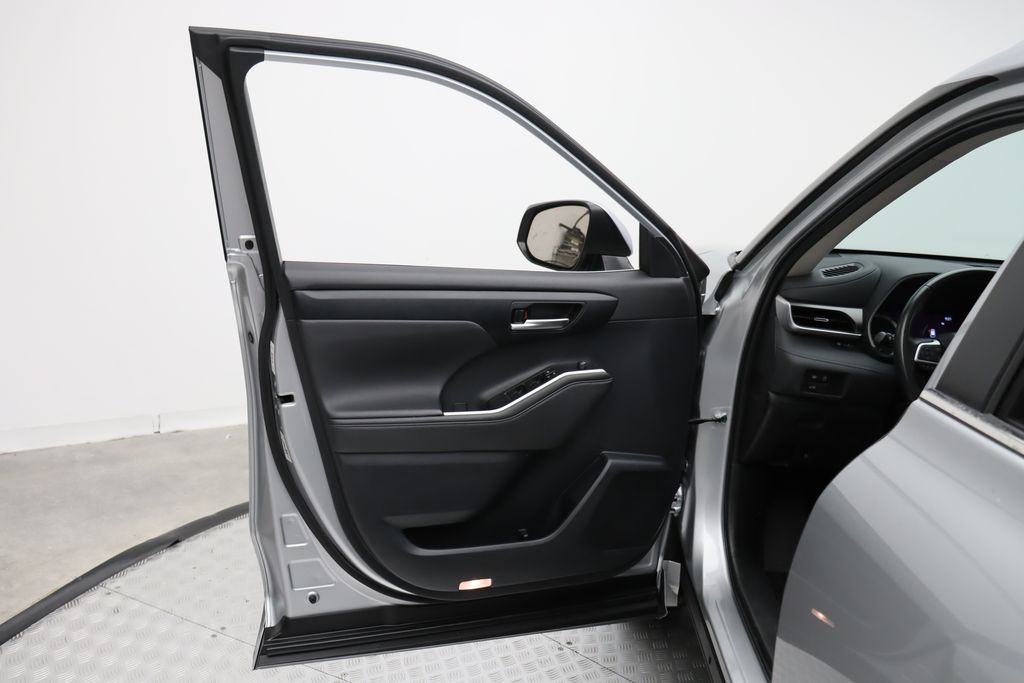 2024 Toyota Highlander XLE 16