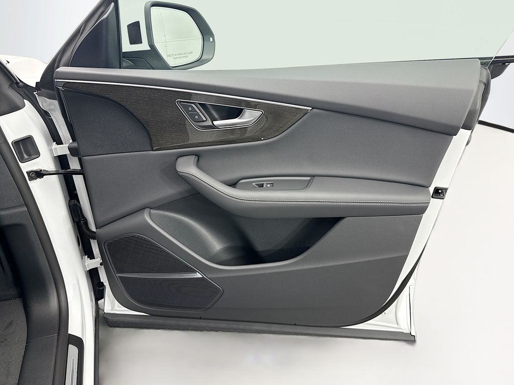 Thumbnail: 2026 Audi Q8 - 24