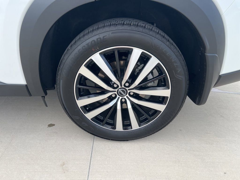 2025 Everest White Pearl Tricoat/Super Black Nissan Pathfinder Platinum FWD SUV