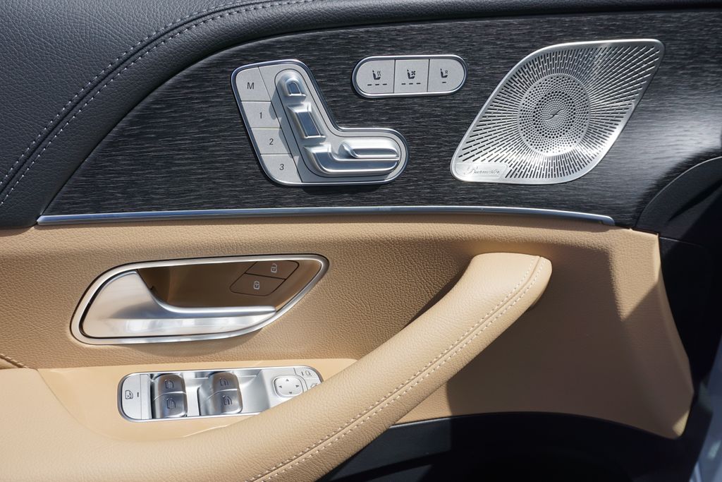 2025 Mercedes-Benz GLS 450 4MATIC 18