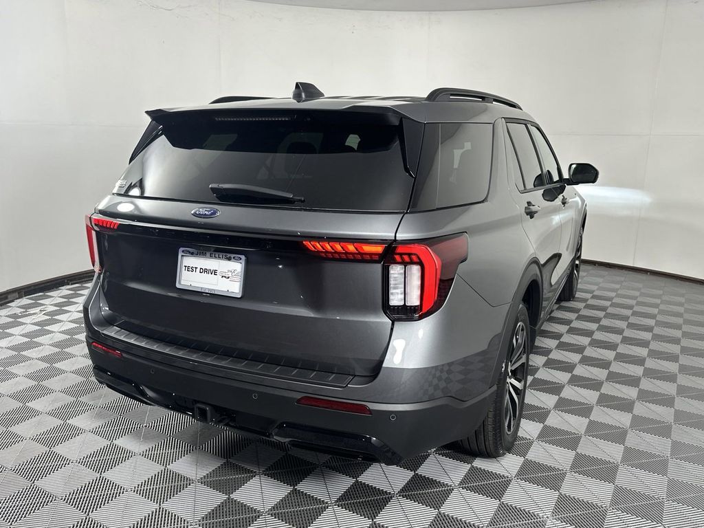 2025 Ford Explorer ST-Line 7