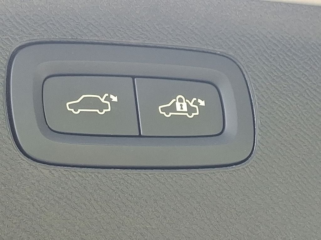 2023 Volvo XC90 B6 Plus 28