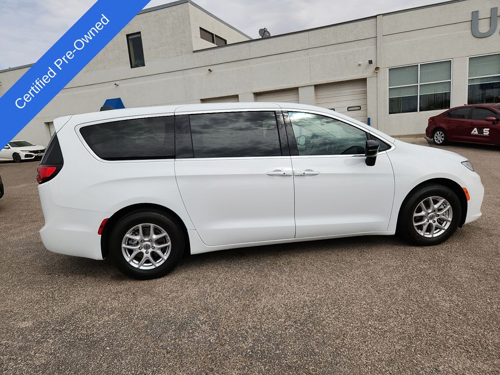 2024 Chrysler Pacifica Touring L - 11