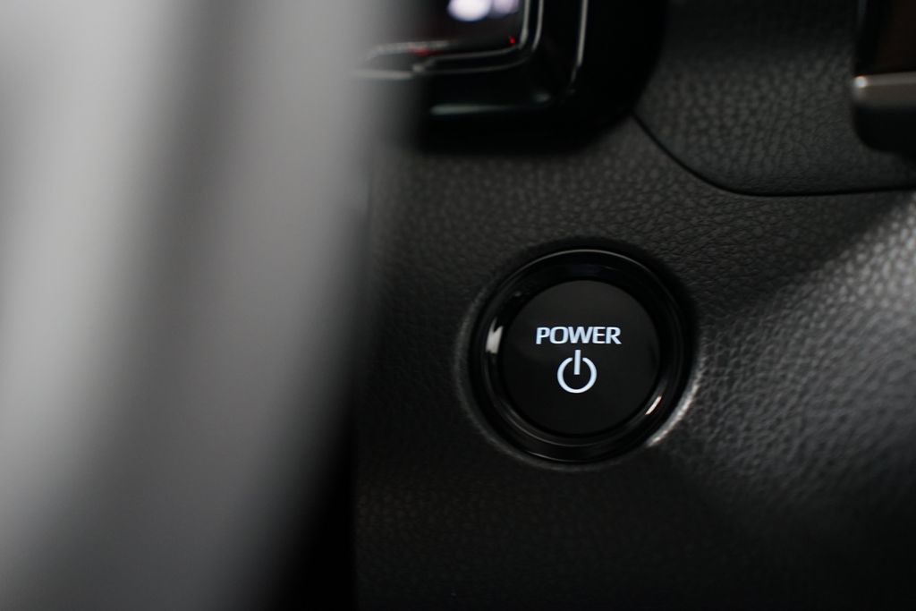 2025 Toyota Camry SE 24