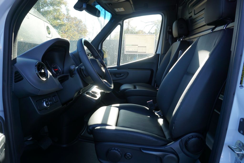 Thumbnail: 2025 Mercedes-Benz Sprinter - 13