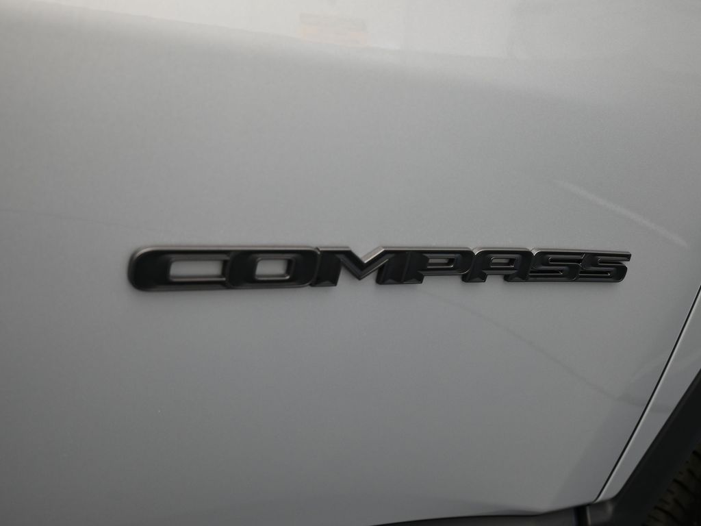 New 2026 silver zynith metallic clearcoat Jeep Latitude image 33