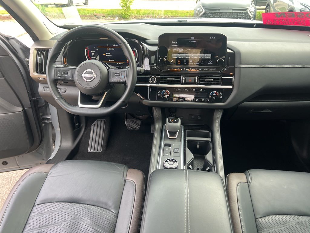 2023 Nissan Pathfinder Platinum photo