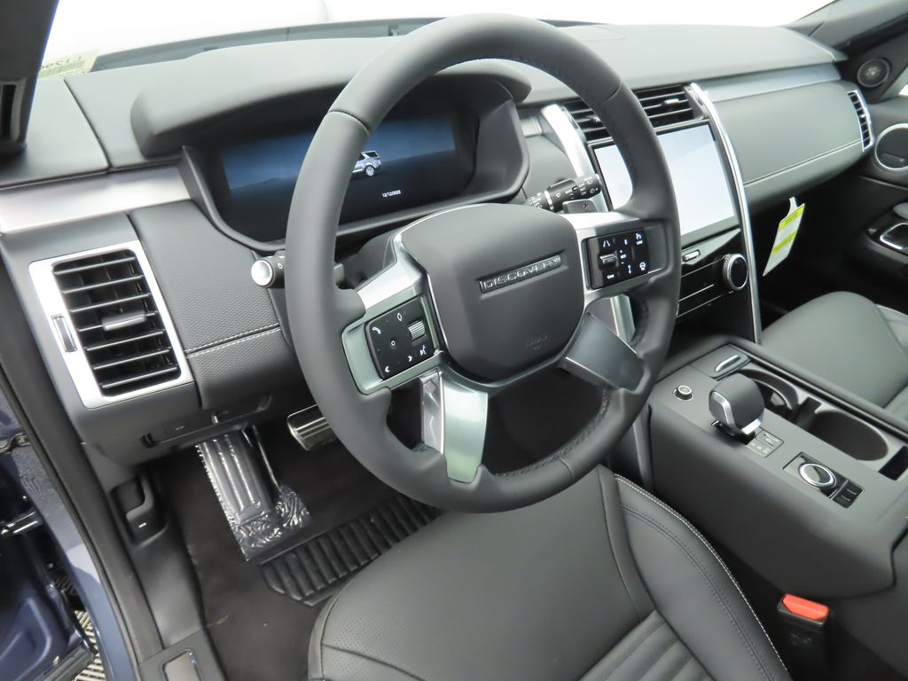 Thumbnail: 2026 Land Rover Discovery - 9