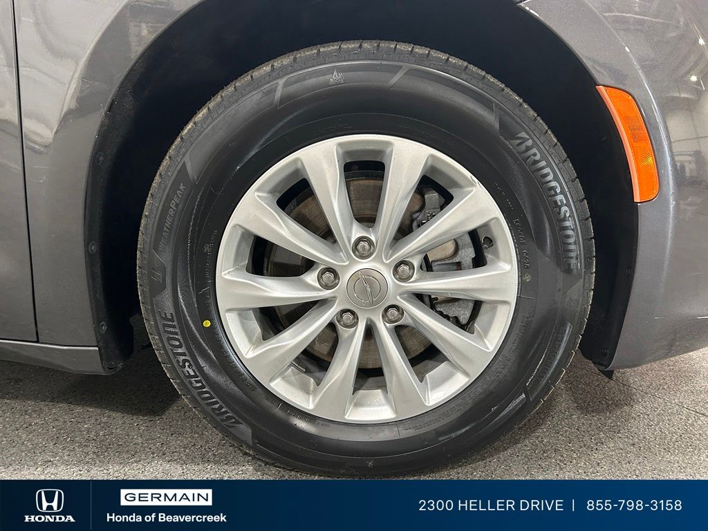 Used 2018 Gray Chrysler Touring L image 12