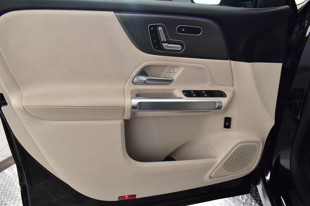 Thumbnail: 2021 Mercedes-Benz GLB - 11