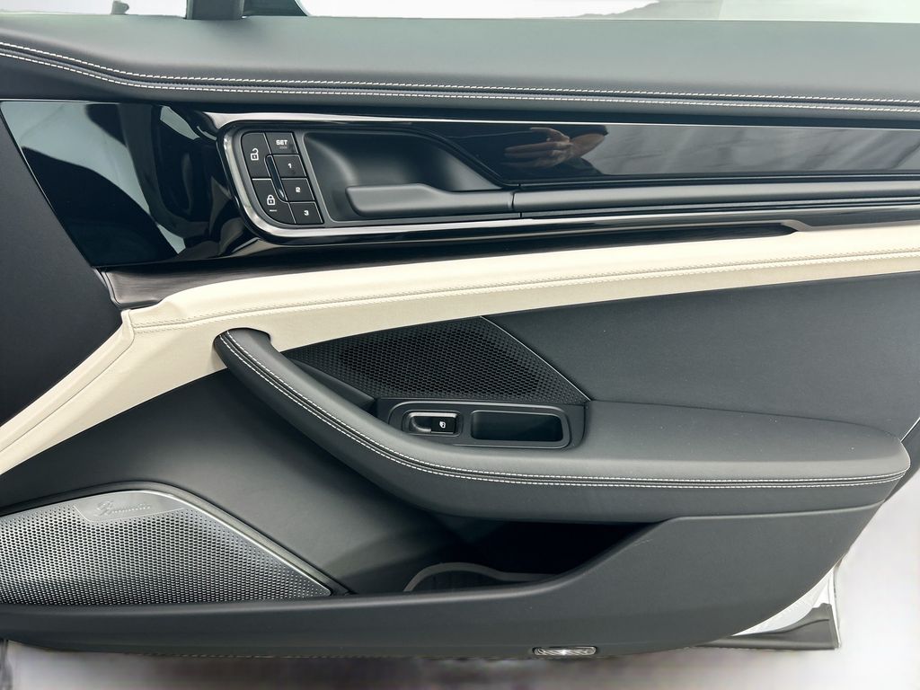 Thumbnail: 2026 Porsche Panamera - 26