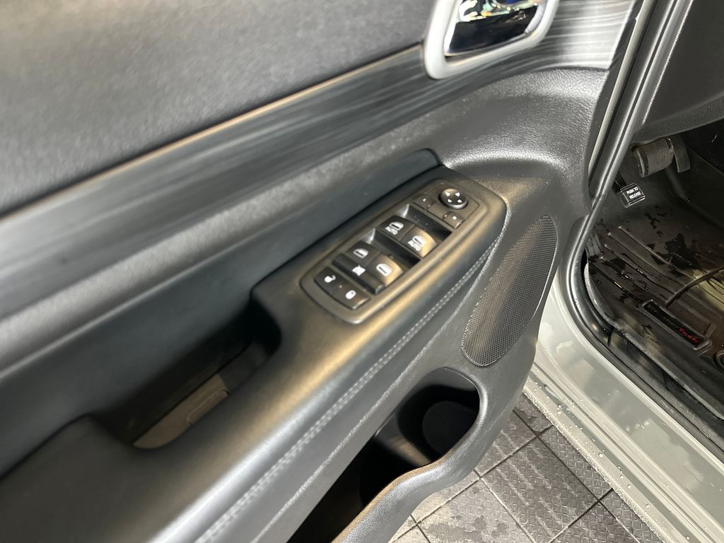Used Car 2020 Jeep Grand Cherokee  Altitude For Sale Under $25,000 In Austin, Texas